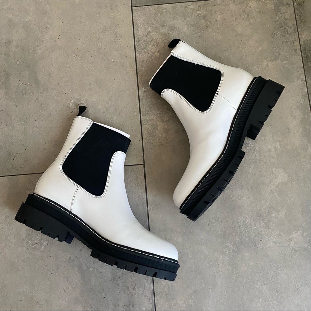 NEW Marc fisher LTD Patrick white Chelsea lug sole pull on bootie 7M